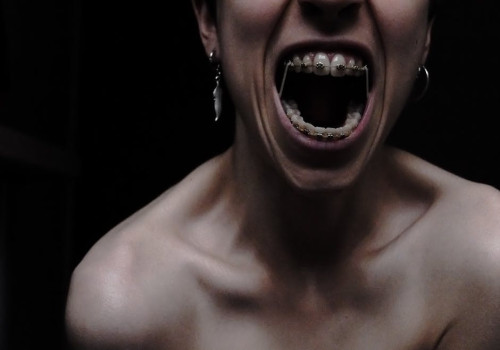 Waarom word ik wakker met een droge mond oorzaken en tips om het te voorkomen